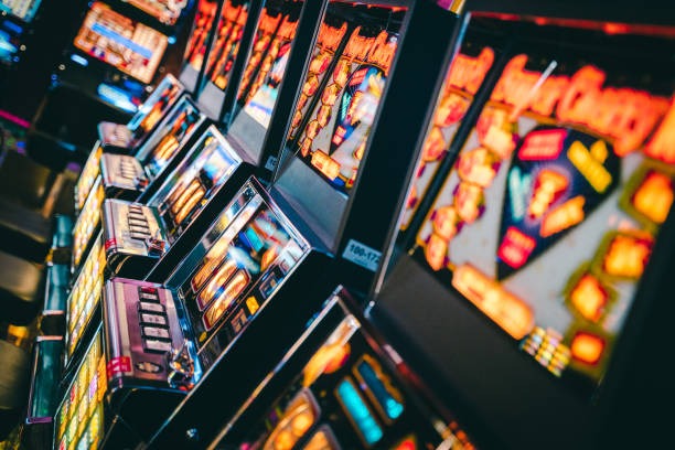 Live Sic Bo table on indobetslot with dealer, dice shaker, and betting layout
